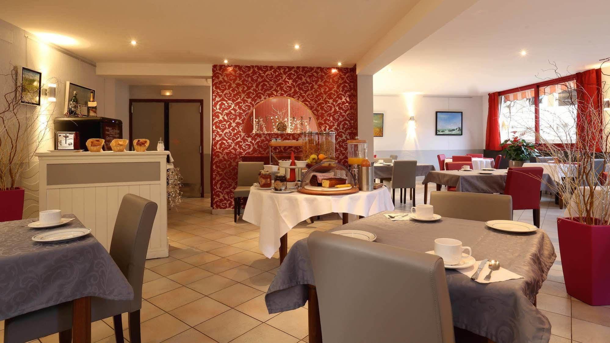La Terrasse Fleurie, Logis, Hotel Et Restaurant Дивон ле Бен Ресторант снимка